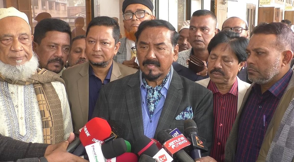 সাংবাদিকদের সঙ্গে কথা বলছেন বিএনপির স্থায়ী কমিটির সদস্য ভোলা -৩ আসনের বিএনপি মনোনীত সংসদ সদস্য প্রার্থী মেজর (অব.) হাফিজ উদ্দিন আহমদ। শনিবার ভোলা রিটার্নিং কর্মকর্তার কার্যালয়ে