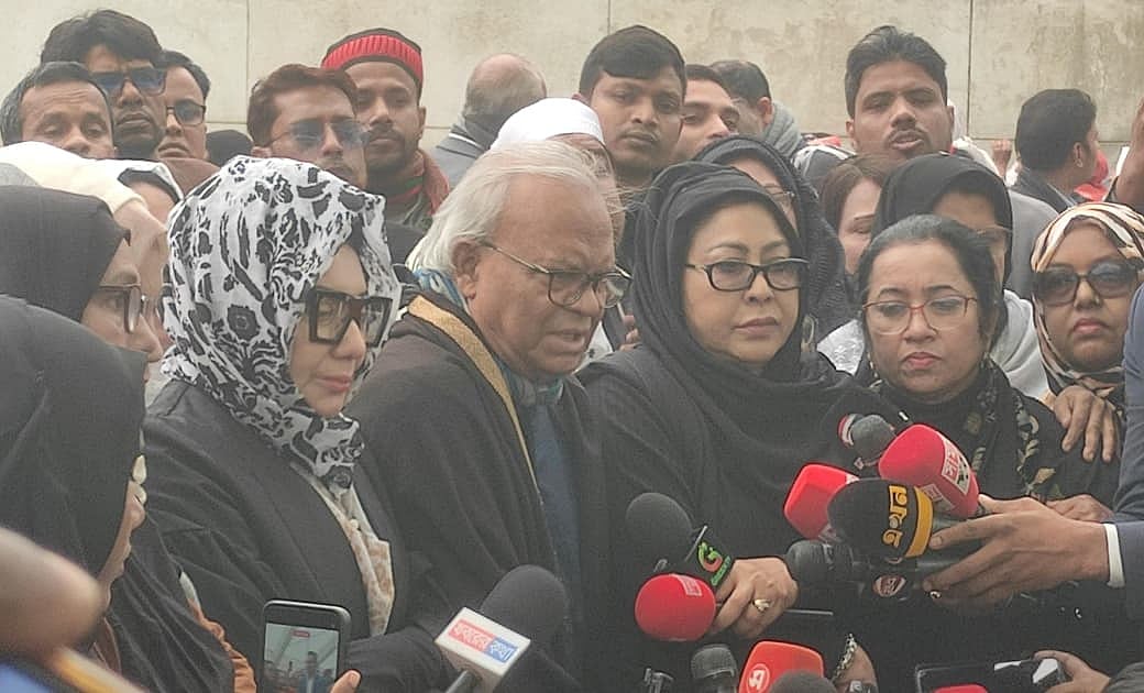 রাজধানীর জিয়া উদ্যানে সাবেক প্রধানমন্ত্রী খালেদা জিয়ার কবর জিয়ারত করে গণমাধ্যমের সঙ্গে কথা বলেন বিএনপির জ্যেষ্ঠ যুগ্ম মহাসচিব রুহুল কবির রিজভী