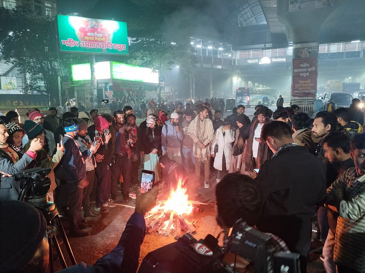 শাহবাগ মোড়ে সড়কে আগুন জ্বালিয়ে বিক্ষোভ করছেন বৈষম্যবিরোধী ছাত্র আন্দোলনের নেতাকর্মীরা। রাত ১১টা ২৫ মিনিট। ৩ জানুয়ারি