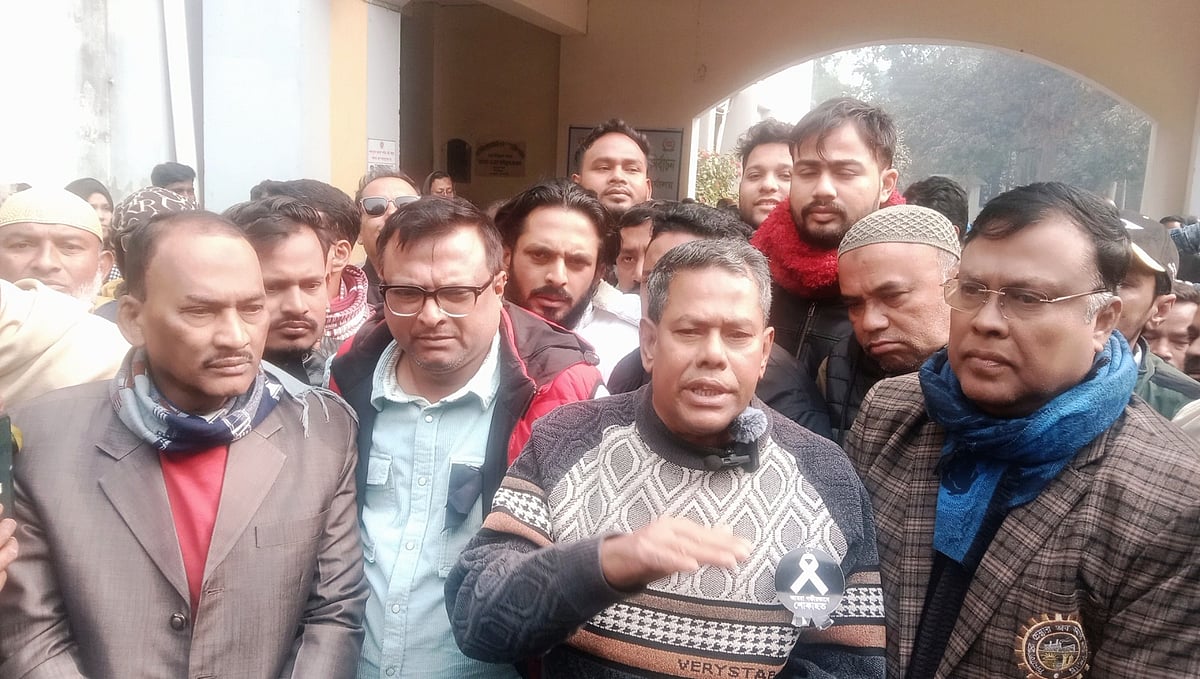 মনোনয়নপত্র বৈধ ঘোষণার পর সাংবাদিকদের সঙ্গে কথা বলেন দিনাজপুর-৩ (সদর) আসনে বিএনপির প্রার্থী সৈয়দ জাহাঙ্গীর আলম। আজ শনিবার সকালে দিনাজপুর জেলা প্রশাসকের কার্যালয়ের সামনে