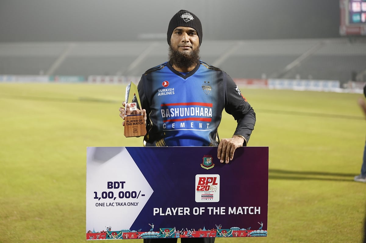 ম্যাচসেরার পুরস্কার হাতে মাহমুদউল্লাহ। গতকাল বিপিএলে