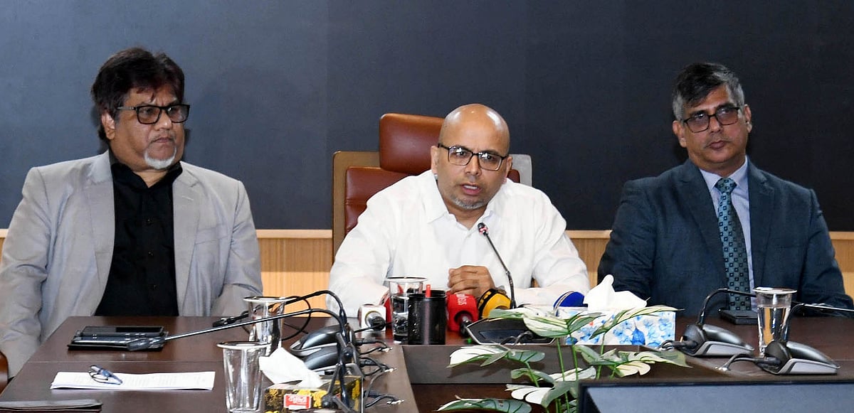 প্রধান উপদেষ্টার ডাক, টেলিযোগাযোগ ও তথ্যপ্রযুক্তিবিষয়ক বিশেষ সহকারী ফয়েজ আহমদ তৈয়্যব আজ রোববার রাজধানীর আগারগাঁওয়ে বিটিআরসি ভবনে সংবাদ সম্মেলনে