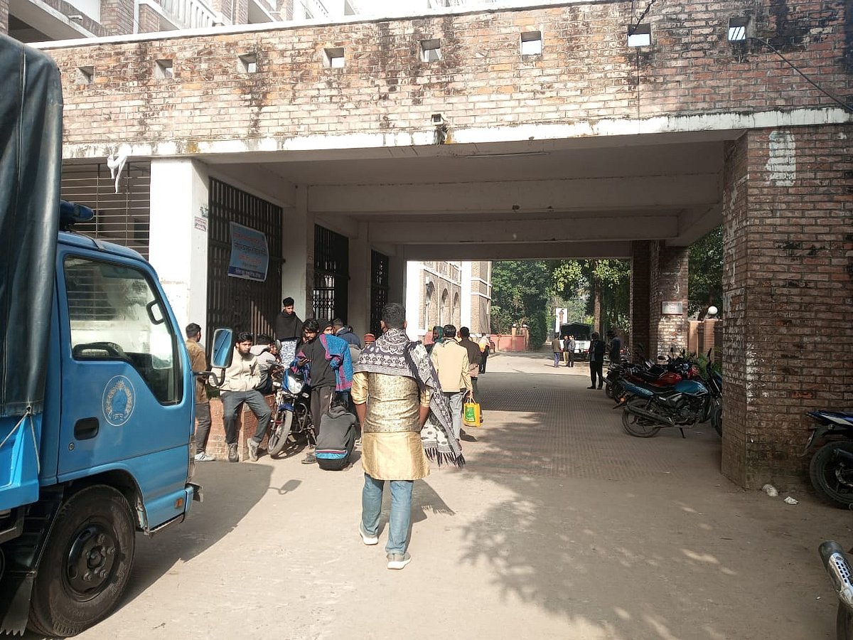 আদালত প্রাঙ্গণে বৈষম্যবিরোধী ছাত্র আন্দোলনের নেতা-কর্মী উপস্থিত হয়েছেন। আজ রোববার সকালে