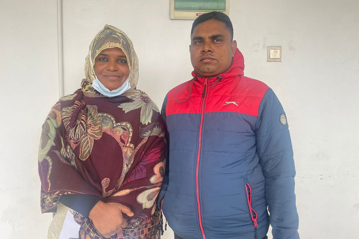 স্বামীর সঙ্গে মনোনয়নপত্র যাচাই-বাছাই অনুষ্ঠানে আসেন বাংলাদেশ রিপাবলিকান পার্টির প্রার্থী রুম্পা খাতুন। আজ রোববার দুপুরে কুষ্টিয়া জেলা প্রশাসকের সম্মেলনকক্ষের সামনে