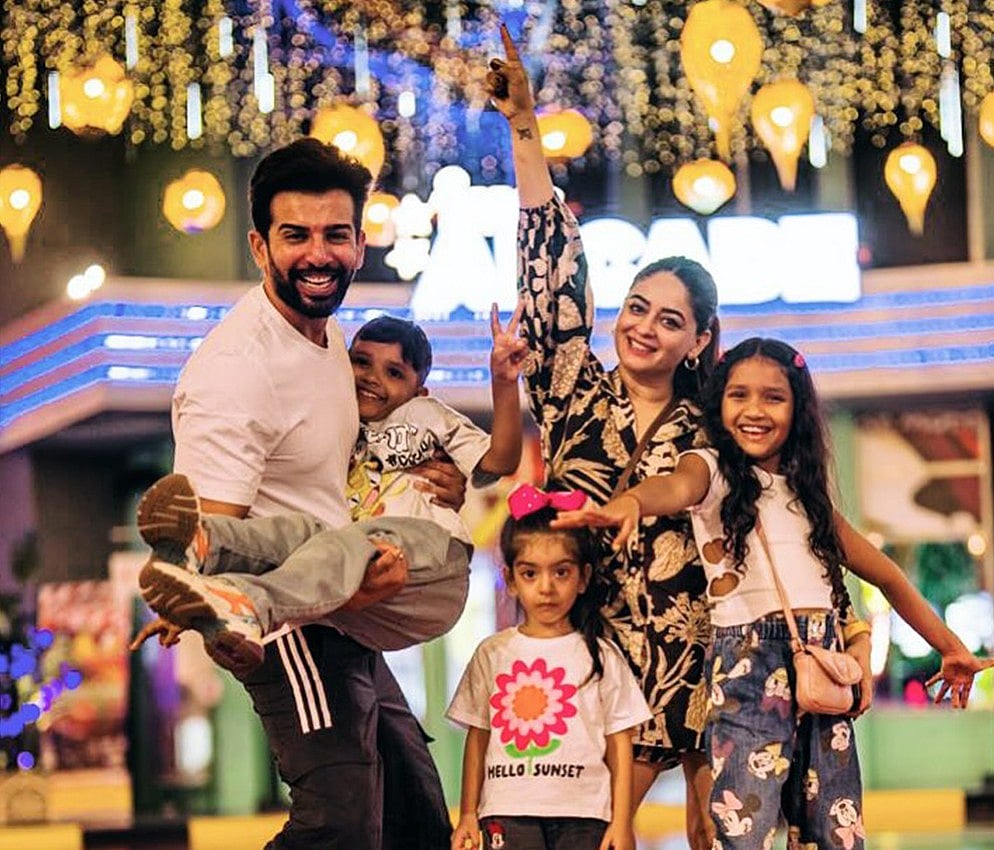 সন্তানদের সঙ্গে জয়–মাহি