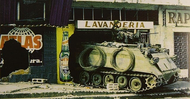 পানামায় মার্কিন আগ্রাসন ‘অপারেশন জাস্ট কজ’-এর দ্বিতীয় দিনে একটি লন্ড্রির বাইরে পাহারায় একটি মার্কিন এম–১১৩ সাঁজোয়া যান। ডিসেম্বর, ১৯৮৯