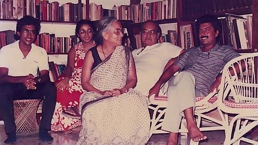 ১৯৮৫ সালে তোলা ছবিতে (বাঁ থেকে) বাবুল বিশ্বাস, বিষ্ণুপ্রিয়া দত্ত, শোভা সেন, উৎপল দত্ত ও মামুনুর রশীদ। ছবি: ফয়েজ জহির