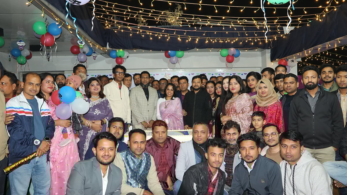 রায়ানস কম্পিউটারসের প্রধান কার্যালয়ে কেক কেটে প্রতিষ্ঠাবার্ষিকী উদ্‌যাপন করছেন কর্মীরা