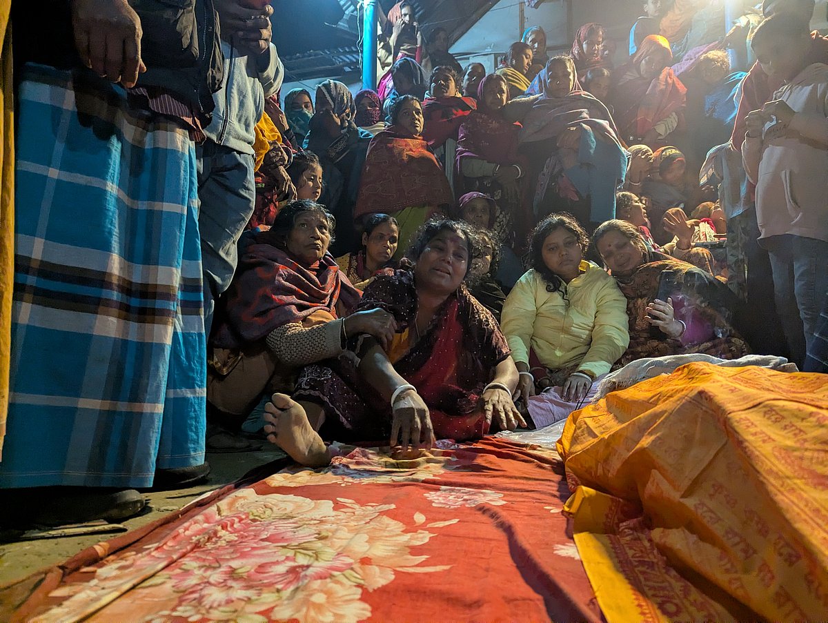 খোকন দাসের মরদেহ বাড়িতে আনার পর স্বজনদের আহাজারি। গতকাল শনিবার রাতে শরীয়তপুরের ডামুড্যা উপজেলার কনেশ্বর ইউনিয়নের তিলই গ্রামে