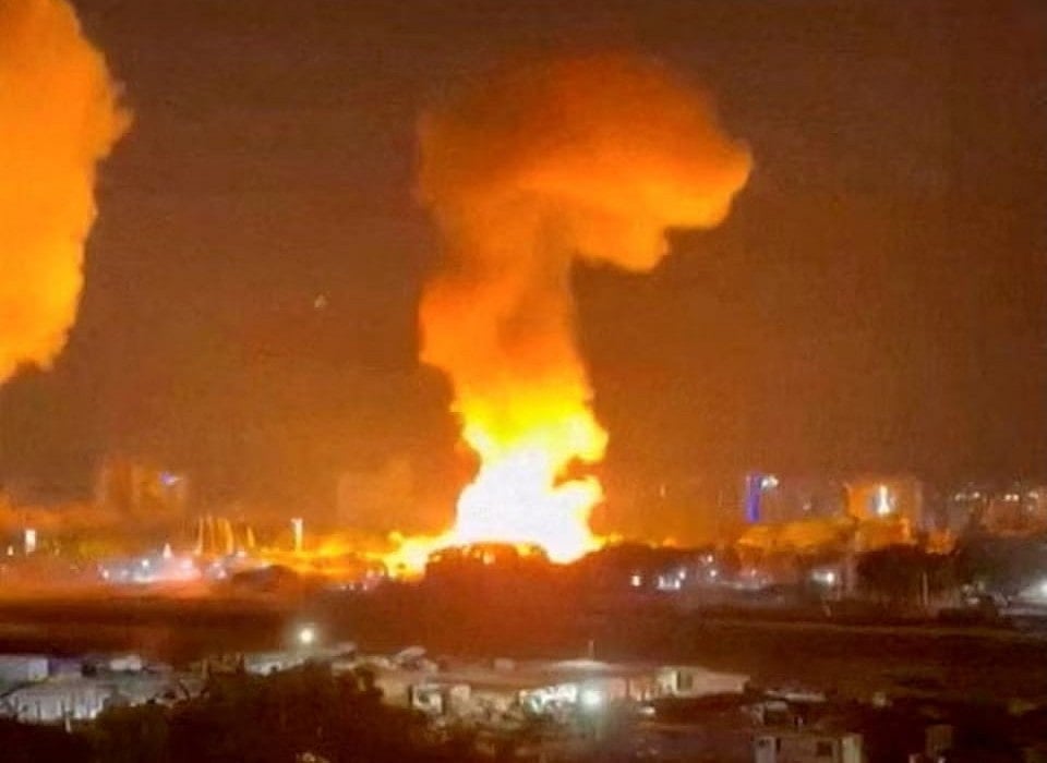 ভেনেজুয়েলার রাজধানী কারাকাসে যুক্তরাষ্ট্রের হামলা। ৩ জানুয়ারি ২০২৬