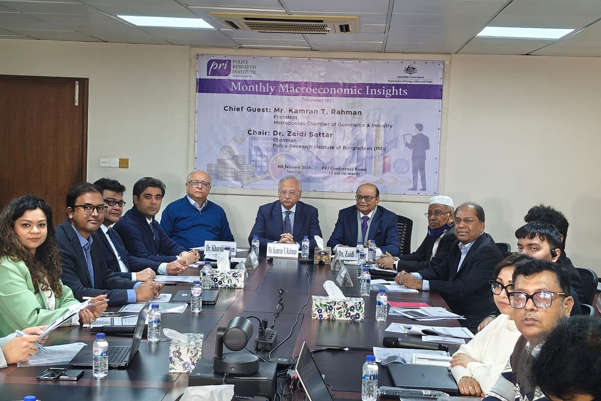 গবেষণা প্রতিষ্ঠান পলিসি রিসার্চ ইনস্টিটিউট (পিআরআই) আয়োজিত সেমিনারে অতিথিরা। আজ রোববার রাজধানীর বনানীতে পিআরআইয়ের নিজস্ব কার্যালয়ে