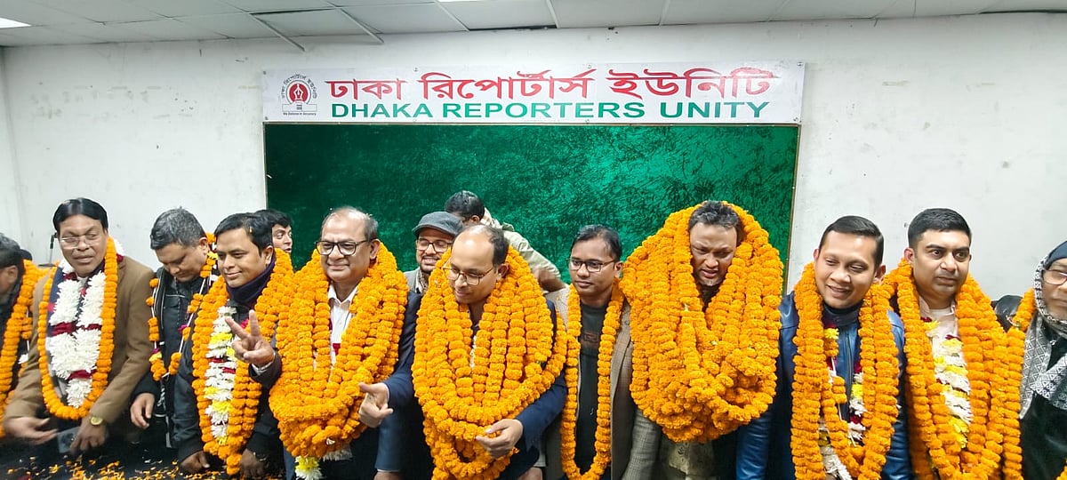 বাংলাদেশ ক্রাইম রিপোর্টার্স অ্যাসোসিয়েশনের (ক্র্যাব) নির্বাচনে জয়ের পর ফুলেল শুভেচ্ছায় সিক্ত নবনির্বাচিত কমিটির সদস্যরা। ঢাকা রিপোর্টার্স ইউনিটি মিলনায়তন, সেগুনবাগিচা। রোববার, ৪ জানুয়ারি