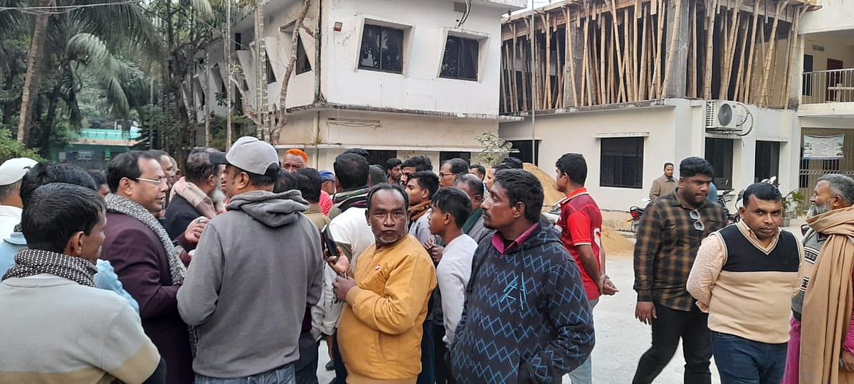 নোয়াখালীতে জনস্বাস্থ্য প্রকৌশলীর কার্যালয় ঘেরাও করেন ঠিকাদারেরা। আজ বিকেলে