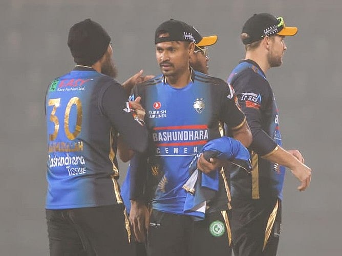 শেষ ওভারে মাত্র ৪ রান দিয়ে রংপুর রাইডার্সকে ৫ রানে জেতানো মোস্তাফিজুর রহমানকে অভিনন্দন জানাচ্ছেন ব্যাট হাতে ফিফটি পাওয়া মাহমুদউল্লাহ