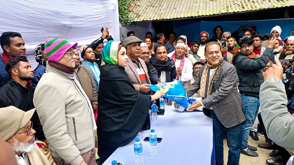 ফরিদপুরের সালথায় শামা ওবায়েদের গাড়ি ভাঙা মামলার আসামি আওয়ামী লীগ নেতা আনোয়ার হোসেন তাঁর (শামা ওবায়েদ) হাতে ফুল দিয়ে বিএনপিতে যোগদান করেন। রোববার বিকেলে