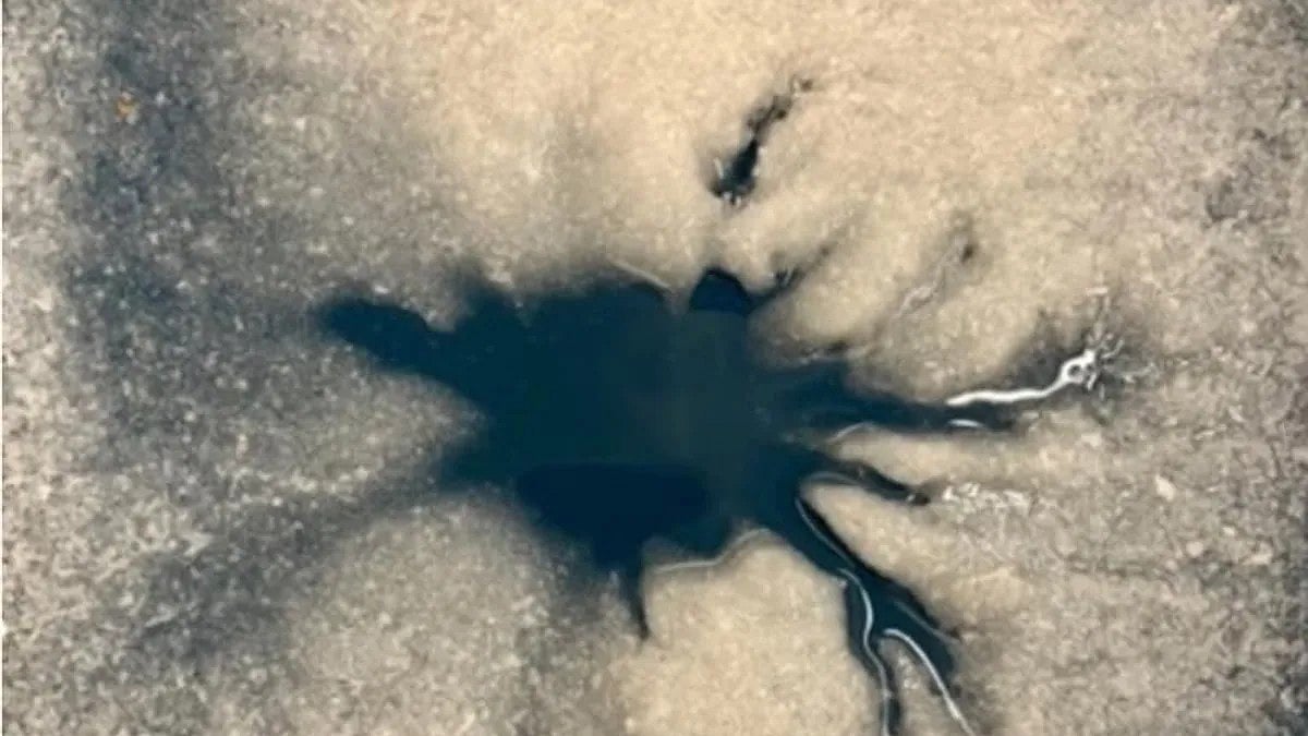 বৃহস্পতি গ্রহের চাঁদ ইউরোপায় মাকড়সাসদৃশ কাঠামো