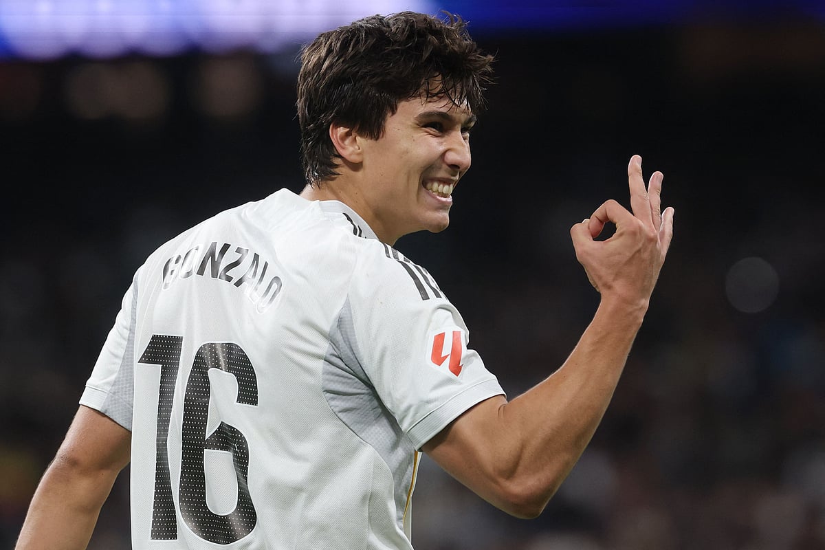 তিন আঙুল উঁচিয়ে ৩ গোলের বিষয়টি দেখাচ্ছেন গঞ্জালো গার্সিয়া