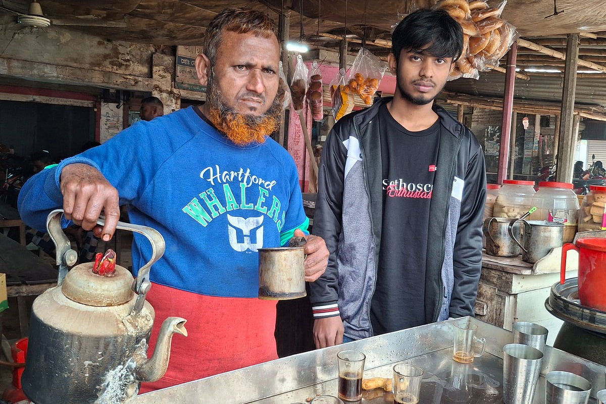 চায়ের দোকানে বাবা আবদুল আজিজের পাশে মো. ইমন আলী। শনিবার দুপুরে রাজশাহীর পুঠিয়া উপজেলার ধোপাপাড়া বাজারে