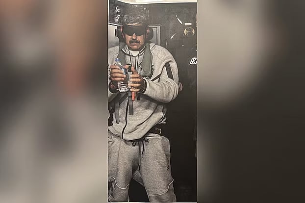 ভেনেজুয়েলার প্রেসিডেন্ট নিকোলা মাদুরোর বন্দী অবস্থার এ ছবি ট্রুথ সোশ্যালে প্রকাশ করেছেন যুক্তরাষ্ট্রের প্রেসিডেন্ট ডোনাল্ড ট্রাম্প।