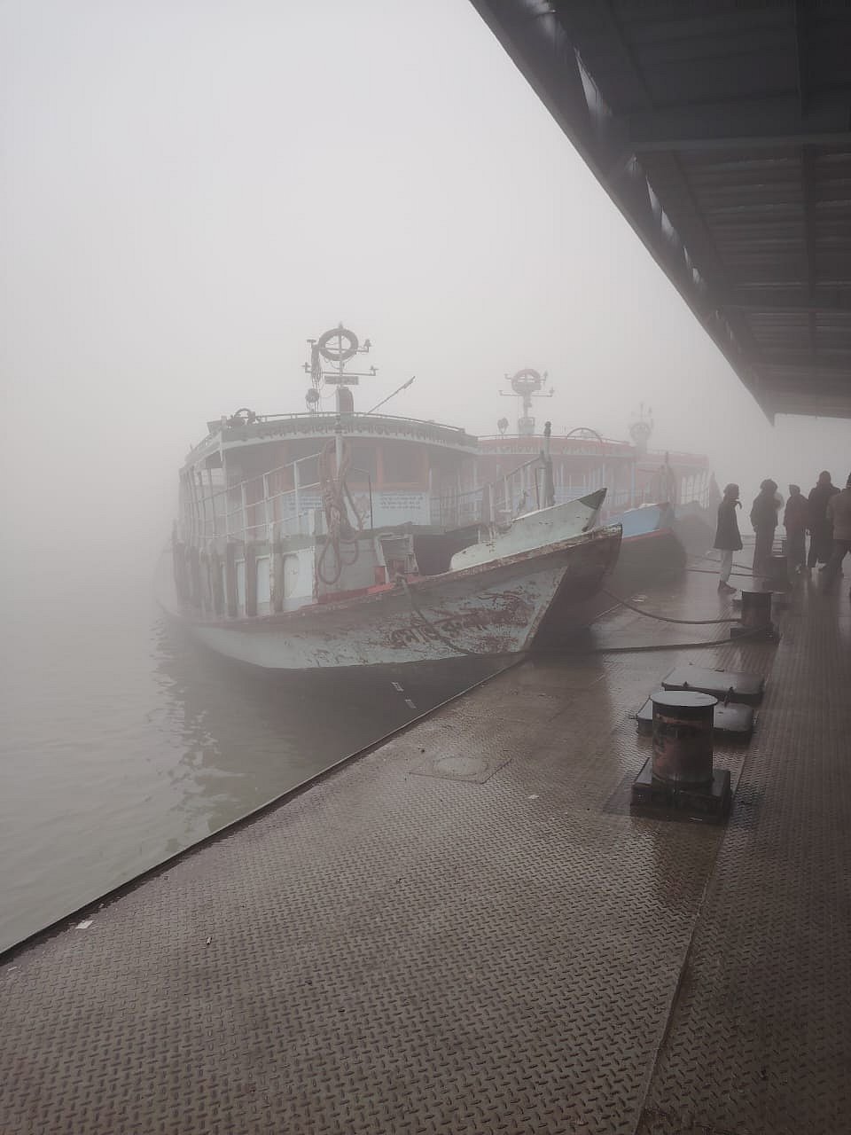 কুয়াশায় দৌলতদিয়া ও পাটুরিয়া নৌপথে ফেরি ও লঞ্চ চলাচল বন্ধ রয়েছে। আজ রোববার সকালে দৌলতদিয়া লঞ্চ ঘাটে