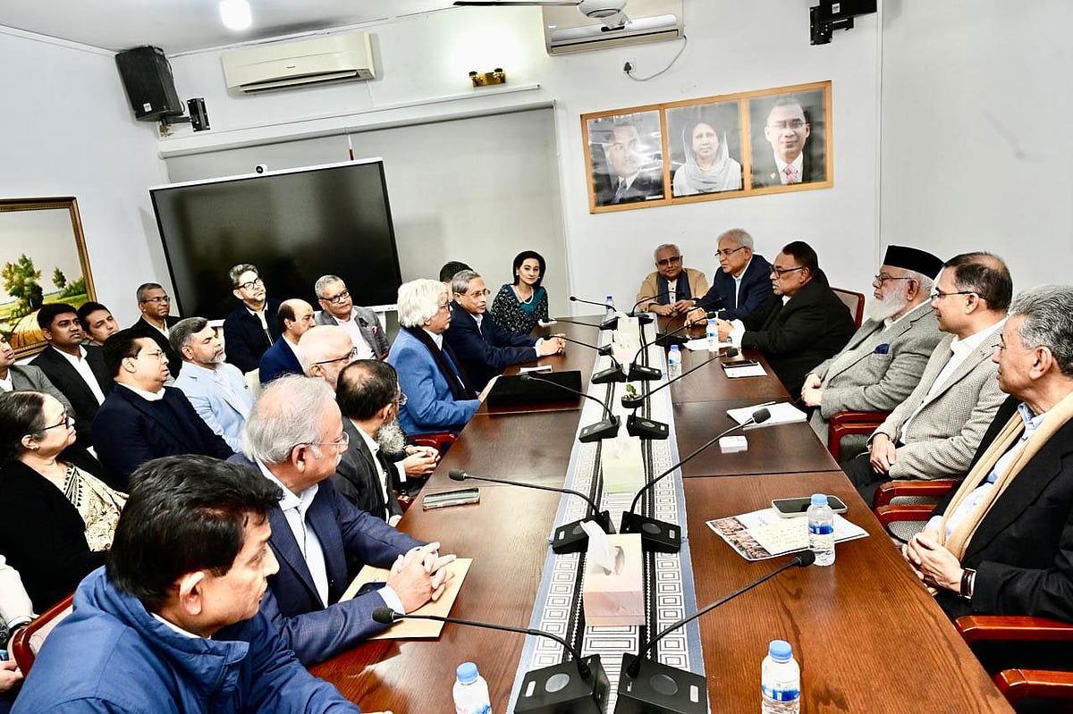 দেশের শীর্ষস্থানীয় ব্যবসায়ী ও শিল্প উদ্যোক্তাদের সঙ্গে বৈঠক করছেন বিএনপির ভারপ্রাপ্ত চেয়ারম্যান তারেক রহমান। আজ রোববার সন্ধ্যায় গুলশানে বিএনপির চেয়ারপারসনের কার্যালয়ে