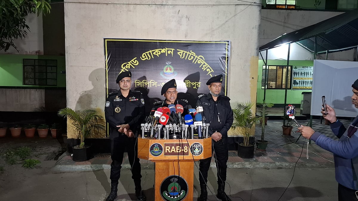 ডামুড্যার ব্যবসায়ী খোকন চন্দ্র দাসের হত্যাকাণ্ডে জড়িত থাকার অভিযোগে গ্রেপ্তার তিন আসামির বিষয়ে র্যাবের প্রেস ব্রিফিং। রোববার সন্ধ্যায় র্যাব-৮–এর মাদারীপুর ক্যাম্পে