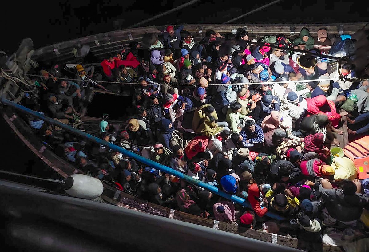 অবৈধভাবে মালয়েশিয়া যাওয়ার চেষ্টাকালে কাঠের নৌকাটি আটক করে বাংলাদেশ নৌবাহিনীর একটি জাহাজ। গতকাল রাতে