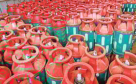 ১২ কেজি এলপিজি সিলিন্ডারে দাম বেড়েছে ২১২ টাকা