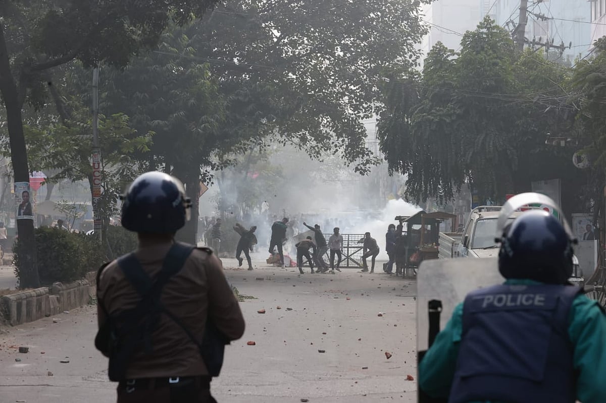 পুলিশ কাঁদানে গ্যাসের শেল ছুড়ছে, আর মুঠোফোন ব্যবসায়ীরা ইটপাটকেল ছুড়ছেন