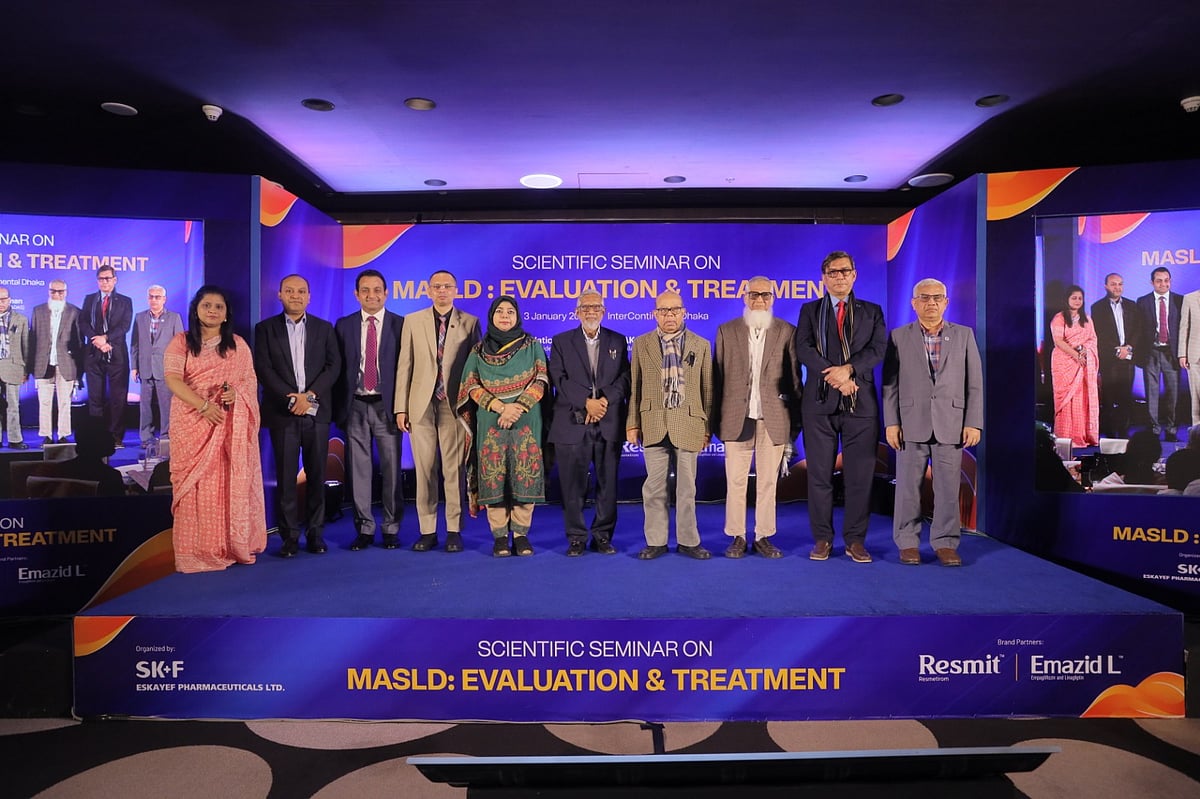 রাজধানীতে ফ্যাটি লিভারের চিকিৎসাবিষয়ক বৈজ্ঞানিক সেমিনারে অংশগ্রহণকারী অতিথি ও আয়োজকেরা। শনিবার, ৩ জানুয়ারি