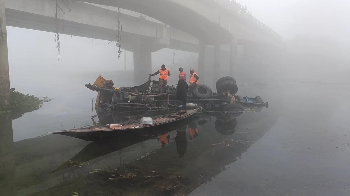 ঝিনাইদহ-কুষ্টিয়া মহাসড়কের শৈলকুপার গাড়াগঞ্জ এলাকায় একটি সেতুর রেলিং ভেঙে ট্রাক নদে পড়ে দুজন নিহত হয়েছেন। গতকাল রাত থেকে ফায়ার সার্ভিসের কর্মীরা সেখানে উদ্ধারকাজ করছিলেন