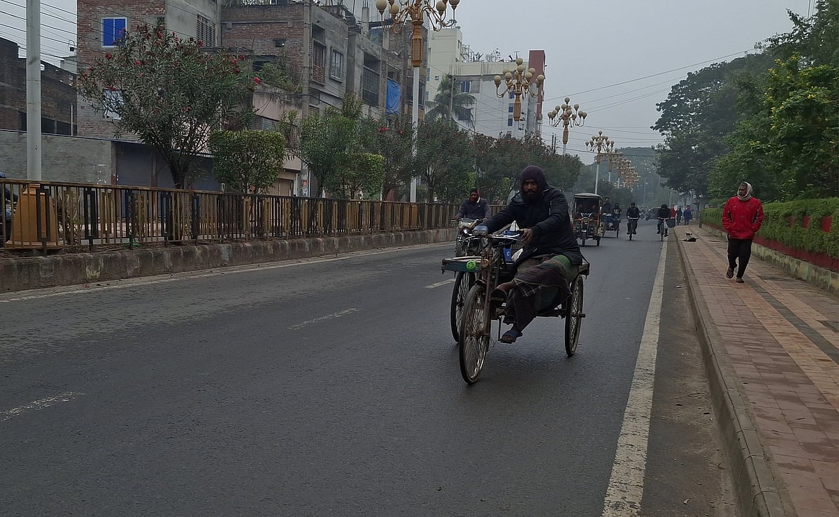 রাজশাহীতে তাপমাত্রা কিছুটা বেড়ে শৈত্যপ্রবাহ কেটেছে। তবে কুয়াশায় সূর্যের দেখা মেলেনি। রোববার সকাল সোয়া ৯টায় নগরের তালাইমারী শহীদ মিনার এলাকায়