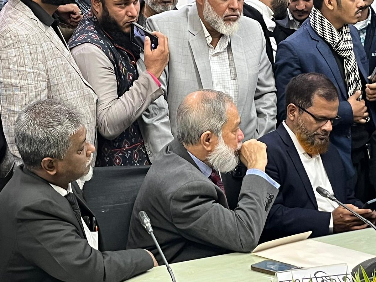 মনোনয়নপত্র বাছাইয়ের সময় উপস্থিত ছিলেন জামায়াতে ইসলামীর প্রার্থী এ কে এম ফজলুল হক (মুখে হাত)। আজ রোববার সকালে চট্টগ্রাম বিভাগীয় কমিশনার কার্যালয়ে