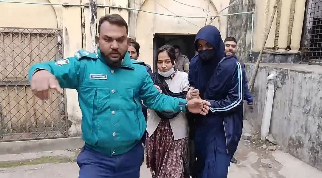 রিমান্ড শুনানির পর তাহরিমা জান্নাতকে গাজীপুর সিনিয়র জুডিশিয়াল আদালত থেকে কারাগারে নিয়ে যাওয়া হচ্ছে। সোমবার দুপুরে