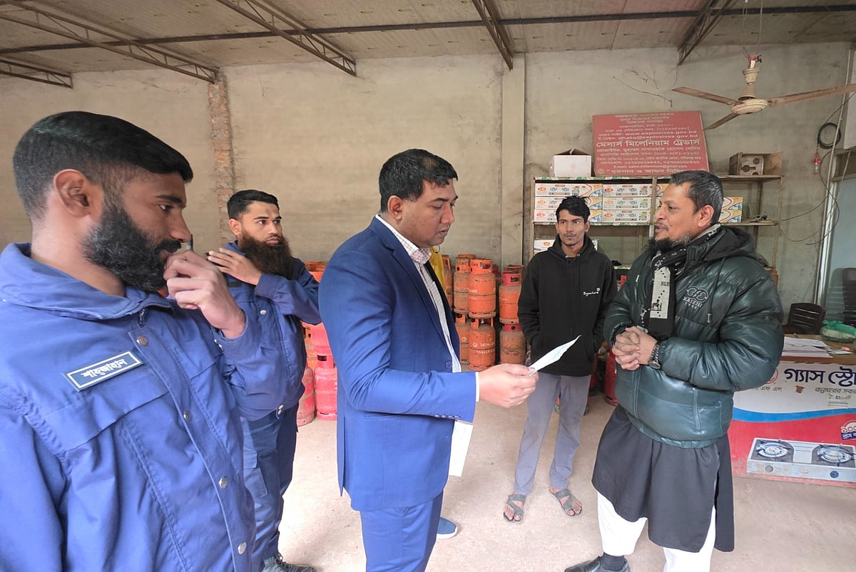 মানিকগঞ্জে বেশি দামে গ্যাস সিলিন্ডার বিক্রির অভিযোগে দুটি পরিবেশক প্রতিষ্ঠানকে জরিমানা করেন ভ্রাম্যমাণ আদালত। আজ সোমবার দুপুরে জেলা শহরের বেউথা এলাকায়