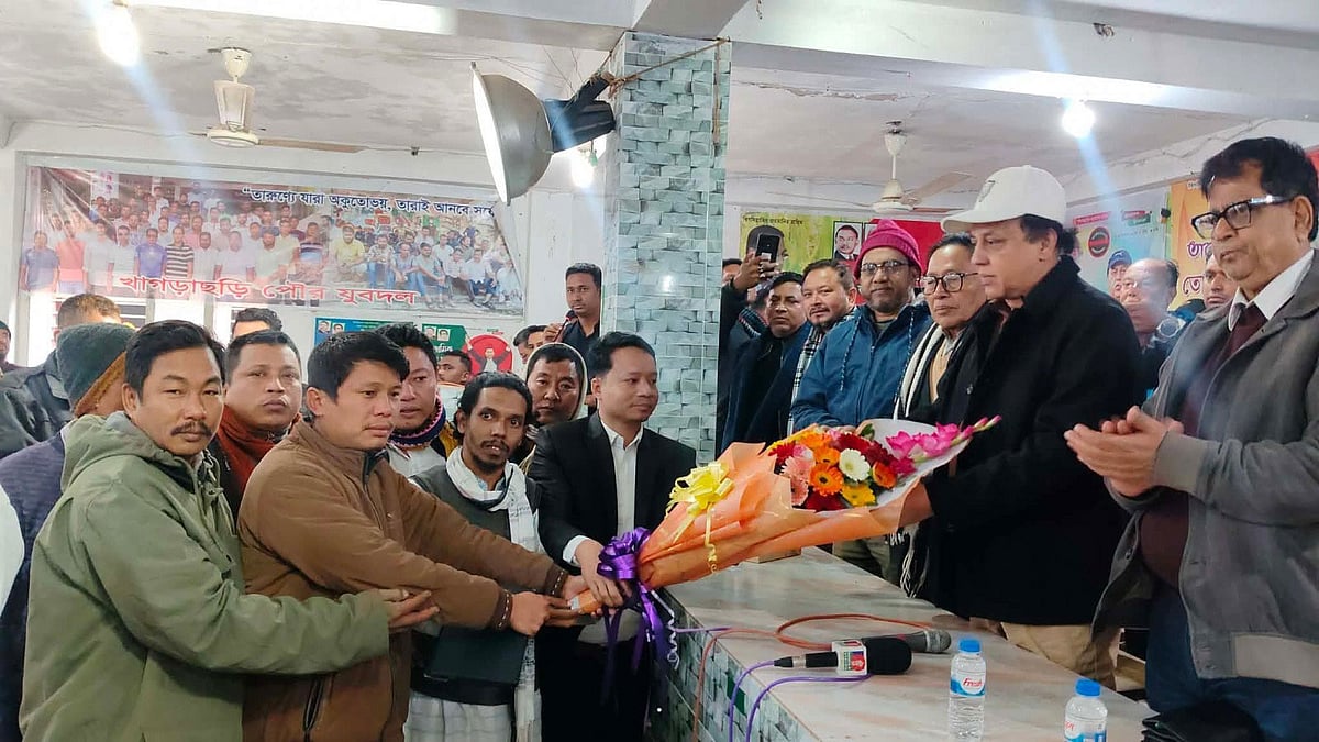 এনসিপির নেতা–কর্মীদের ফুল দিয়ে বরণ করে নিচ্ছেন খাগড়াছড়ি জেলা বিএনপির সভাপতি ওয়াদুদ ভূঁইয়া। আজ বিকেলে খাগড়াছড়ি বাজারে জেলা বিএনপির কার্যালয়ে