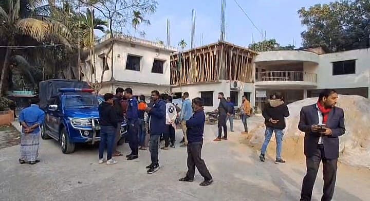 নোয়াখালী জনস্বাস্থ্য প্রকৌশলীর কার্যালয় দ্বিতীয় দিনের মতো ঘেরাও করেন ঠিকাদারেরা। আজ দুৃপুরে তোলা