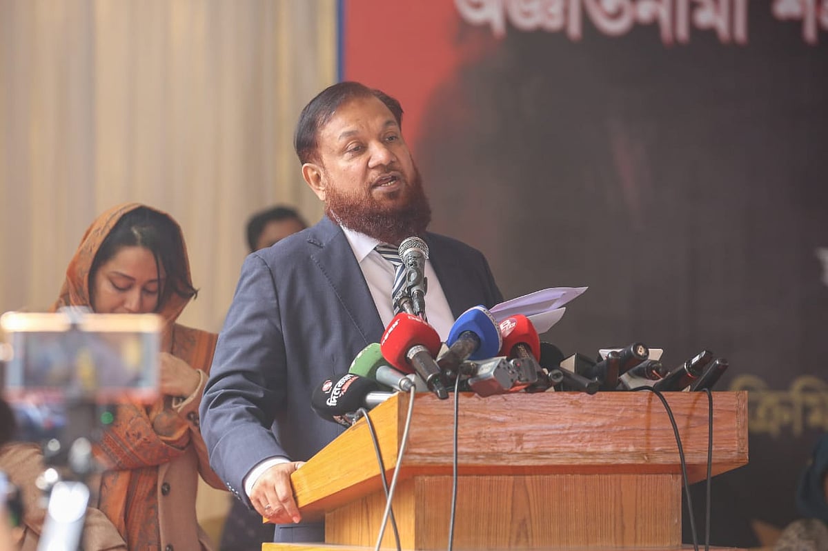 সিআইডির প্রধান মো. ছিবগাত উল্লাহ। জুলাই গণ-অভ্যুত্থানের অজ্ঞাতনামা শহীদদের মরদেহ উত্তোলন ও পরিচয় শনাক্তকরণ কার্যক্রমের তথ্য উপস্থাপন উপলক্ষে আজ সোমবার আয়োজিত অনুষ্ঠানে