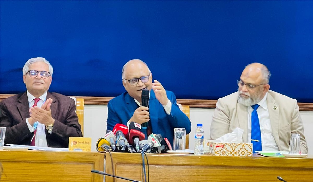 রিপোর্টার্স এগেইন্টস করাপশনের (র‌্যাক) মতবিনিময় সভায় বক্তব্য দেন দুদক চেয়ারম্যান মোহাম্মদ আবদুল মোমেন। ঢাকা, ৫ জানুয়ারি