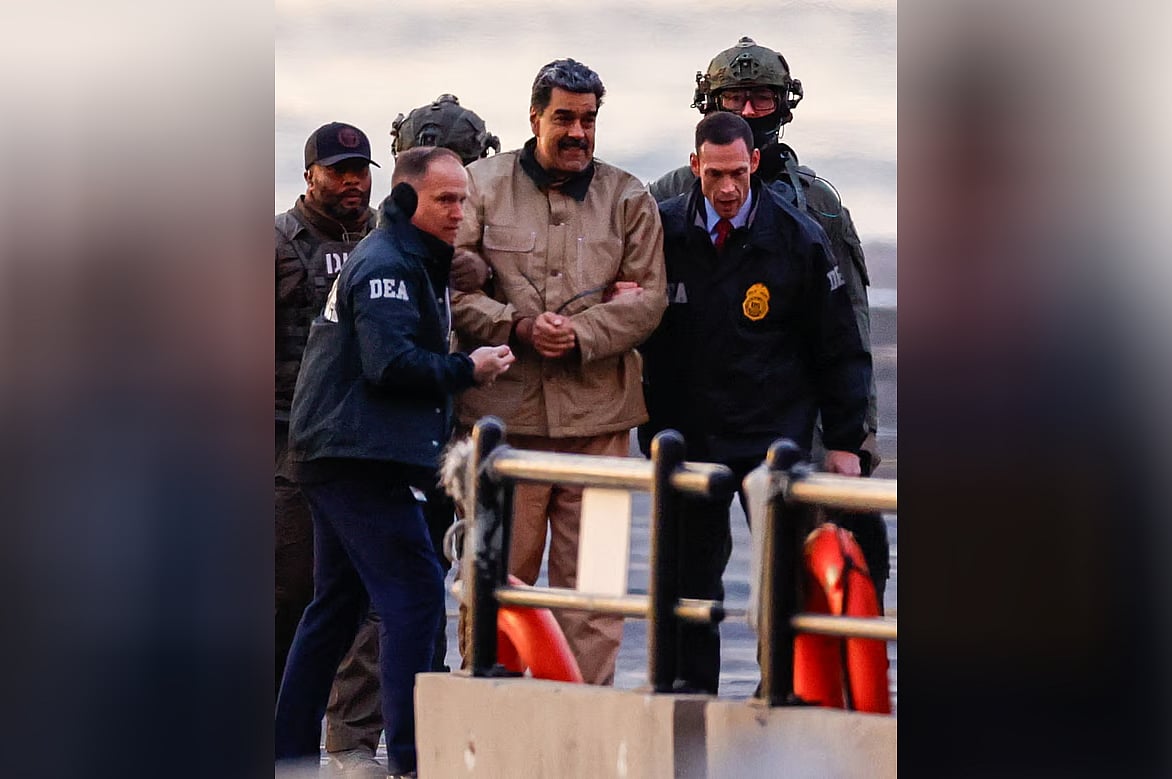 ভেনেজুয়েলার প্রেসিডেন্ট নিকোলা মাদুরোকে আদালতে হাজির করার জন্য নিয়ে যাওয়া হচ্ছে। আটককেন্দ্র থেকে হেলিকপ্টারে করে নিউইয়র্কে আদালতের কাছের একটি হেলিপোর্টে নেওয়া হয়। সেখান থেকে ভ্যানে তুলে আদালতে নেওয়ার কথা। যুক্তরাষ্ট্র, ৫ জানুয়ারি