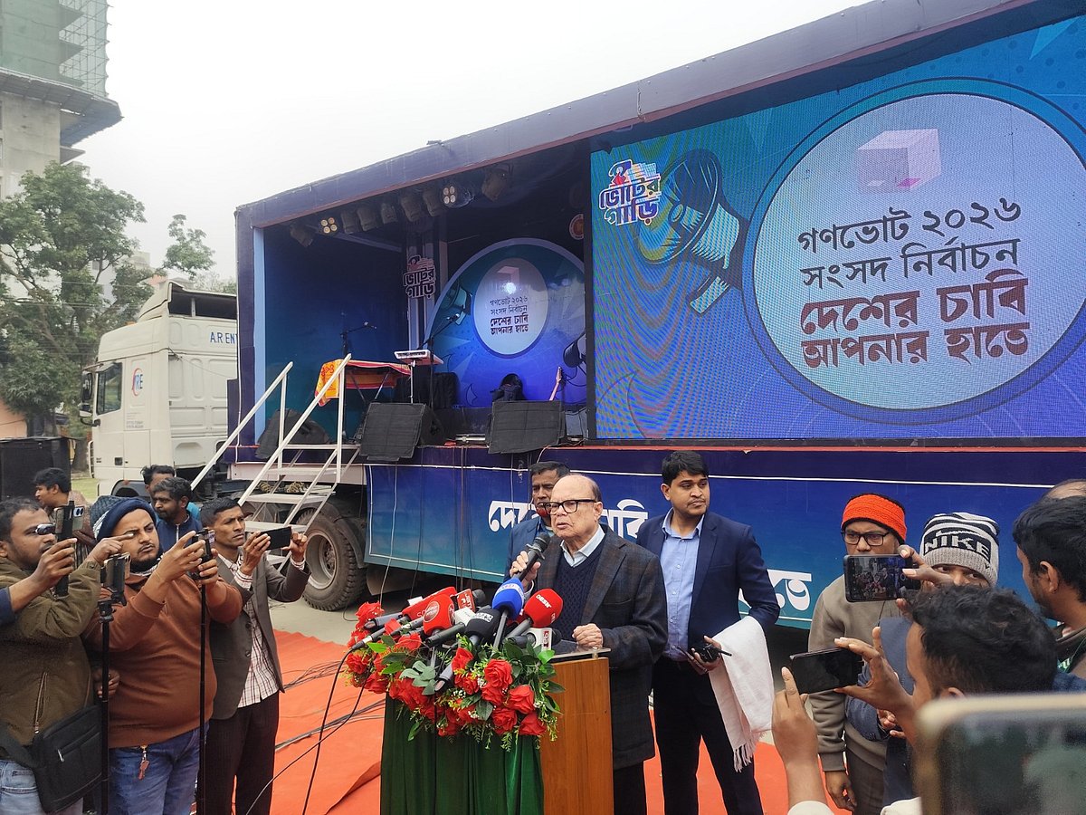 ভোটের গাড়ির কুমিল্লা জেলায় কার্যক্রমের উদ্বোধনী অনুষ্ঠানে প্রধান অতিথির বক্তব্য দেন খাদ্য ও ভূমি মন্ত্রণালয়ের উপদেষ্টা আলী ইমাম মজুমদার। আজ সোমবার দুপুরে কুমিল্লার টাউন হল মাঠে