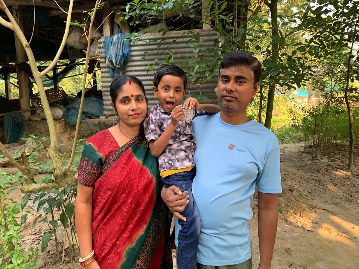 স্ত্রী ও সন্তানের সঙ্গে নিহত খোকন চন্দ্র দাস