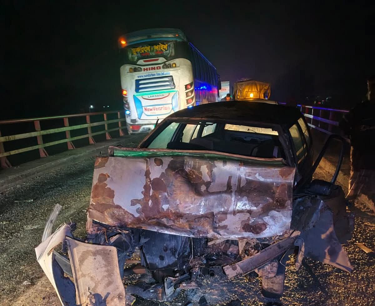 মানিকগঞ্জে দুটি প্রাইভেট কারের সংঘর্ষের ঘটনা ঘটে।  গতকাল রোববার রাতে