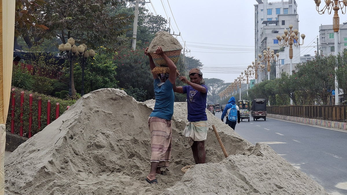 রাজশাহীতে সর্বনিম্ন তাপমাত্রা রেকর্ড করা হয়েছে ১০ ডিগ্রি সেলসিয়াস। শীতে সবচেয়ে বেশি কষ্টে কর্মজীবী মানুষ। আজ সকাল ৬টায়