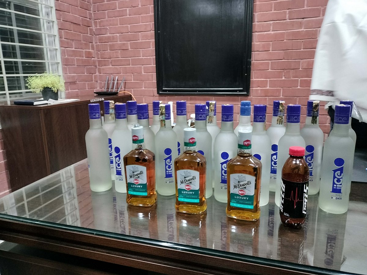 জাহাঙ্গীরনগর বিশ্ববিদ্যালয়ের হলে অভিযান চালিয়ে ২১ বোতল মদ উদ্ধার করা হয়েছে। গতকাল রোববার রাতে