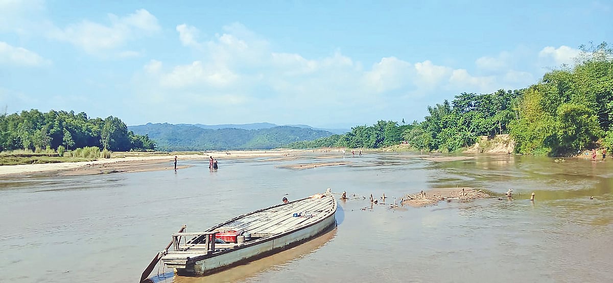 নেত্রকোনার কলমাকান্দা উপজেলার বরোয়াকোনা এলাকায় পাহাড়ের পাশ দিয়ে বয়ে যাওয়া মহাদেও নদের সৌন্দর্য পর্যটকদের আকর্ষণ করে