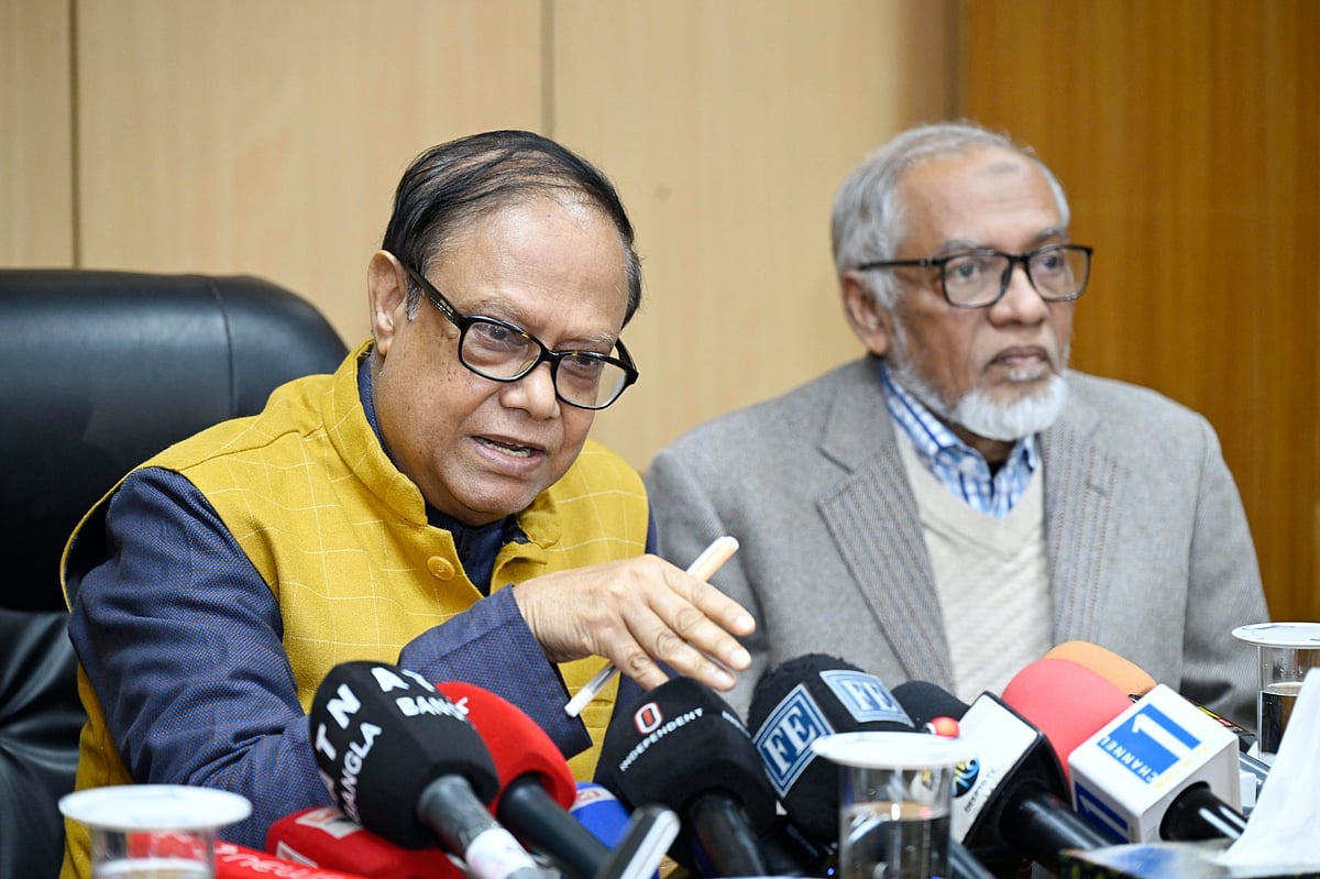 একীভূত পাঁচ ব্যাংক নিয়ে আয়োজিত এক সংবাদ সম্মেলনে বক্তব্য দিচ্ছেন বাংলাদেশ ব্যাংকের গভর্নর আহসান এইচ মনসুর। আজ সোমবার বাংলাদেশ ব্যাংকের সম্মেলনকক্ষে