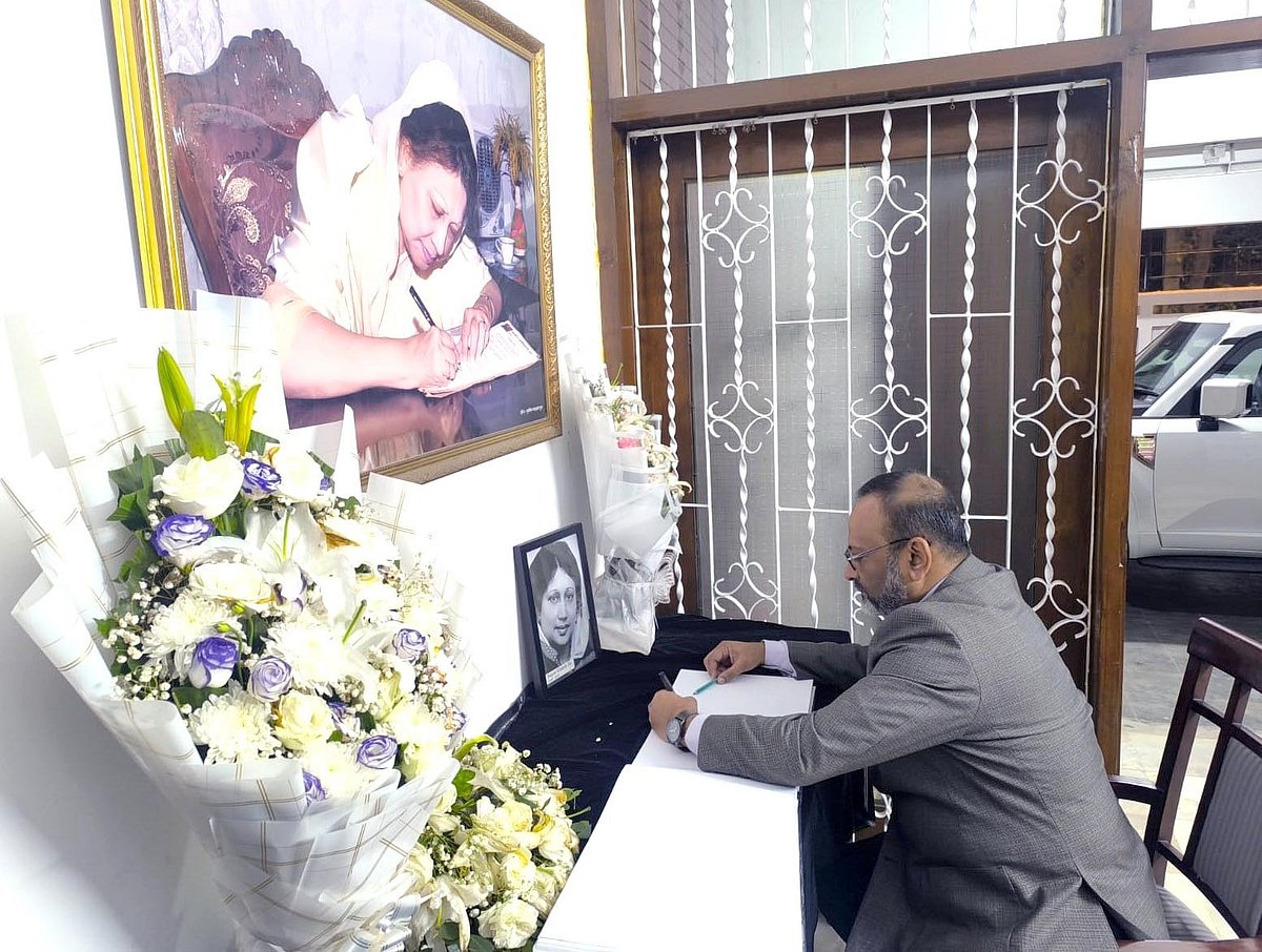 বিএনপি চেয়ারপারসনের কার্যালয়ে সংরক্ষিত শোকবইয়ে স্বাক্ষর করছেন ঢাকা বিশ্ববিদ্যালয়ের উপাচার্য নিয়াজ আহমদ খান। রাজধানীর গুলশানে, ৬ জানুয়ারি