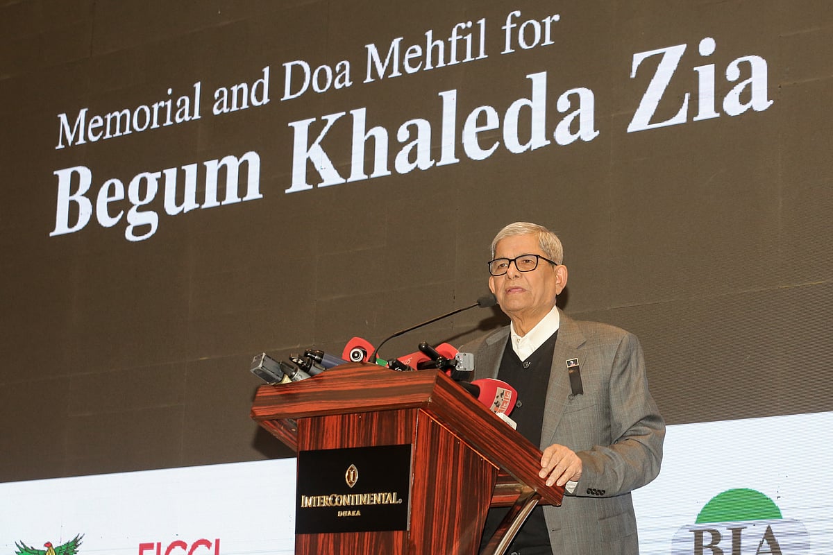 সাবেক প্রধানমন্ত্রী খালেদা জিয়ার জন্য আয়োজিত দোয়া মাহফিলে প্রধান অতিথির বক্তব্য দেন বিএনপির মহাসচিব মির্জা ফখরুল ইসলাম আলমগীর। সোমবার বিকেলে রাজধানীর ইন্টারকন্টিনেন্টাল হোটেলের গ্র্যান্ড বলরুমে