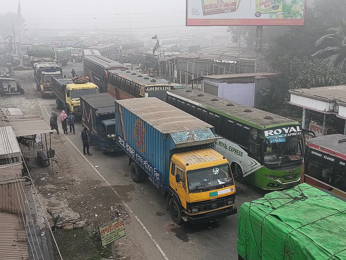 দৌলতদিয়া-পাটুরিয়া নৌপথে ফেরি চলাচল বন্ধ থাকায় যানবাহনের দীর্ঘ লাইন তৈরি হয়। আজ সোমবার সকালে